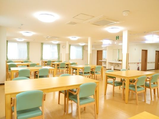 明るい空間の食堂