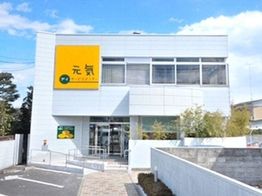 白い建物のエントランス