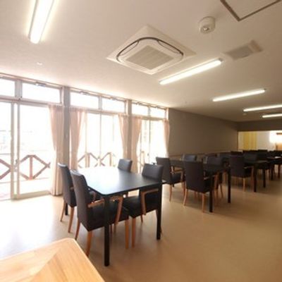自然光あふれるダイニングルーム