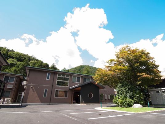 青空の下の建物外観