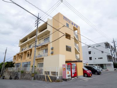 黄色い建物の外観