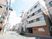 市街地にある建物外観