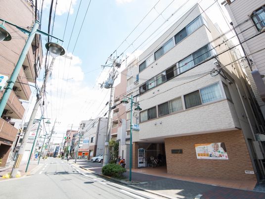 市街地にある建物外観