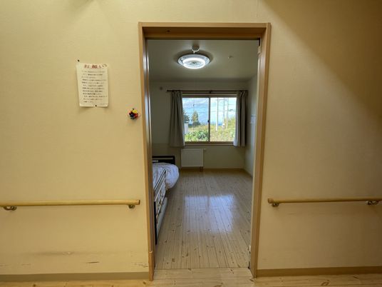 居室を見る廊下の眺め