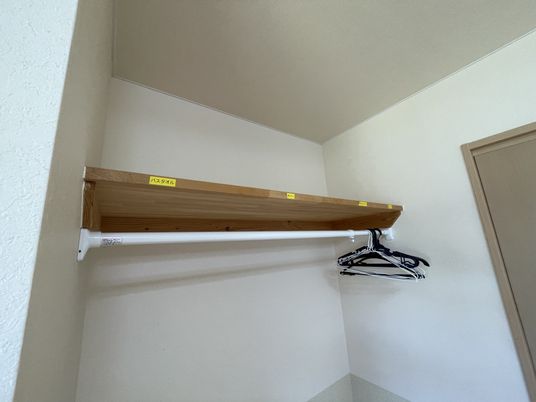 壁に取り付けられた棚と手すり