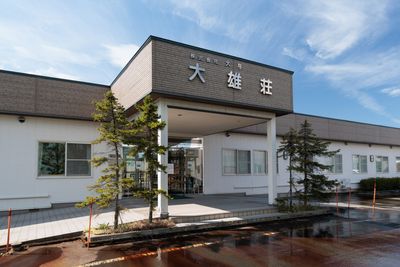 白い外壁の建物外観