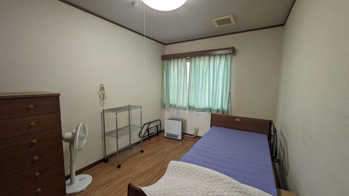 広い窓のある居室