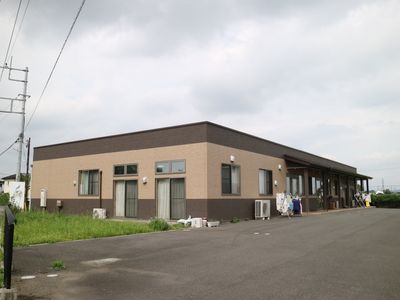 広々とした一階建て施設