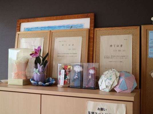 掲示物と装飾の棚