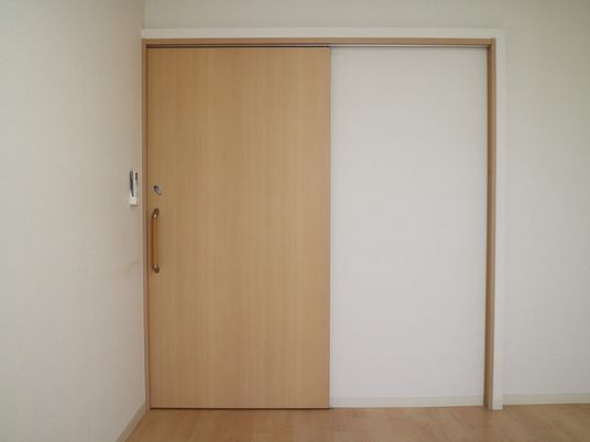 木目調の片引き戸の居室