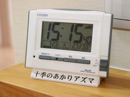 時計と湿度計のクローズアップ