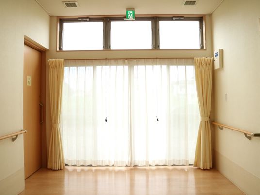 ゆったりした空間の廊下