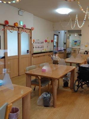 明るい食堂の様子