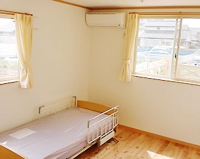 明るい居室の一室