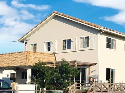 明るい外観の建物