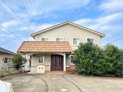 草木に囲まれた住宅
