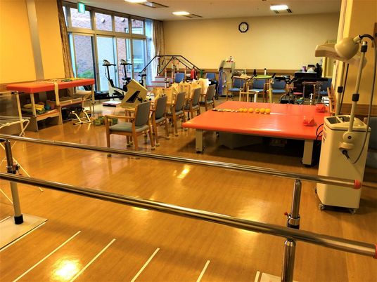 訓練用器具が並ぶ室内