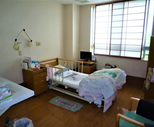 居室のベッドと家具