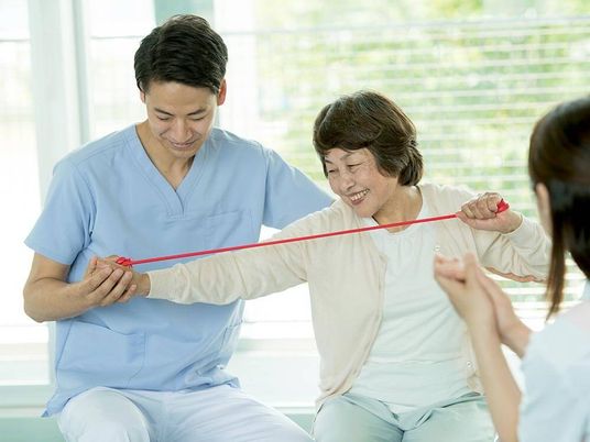 介護スタッフと利用者の機能訓練