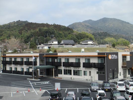 山々に囲まれた施設外観