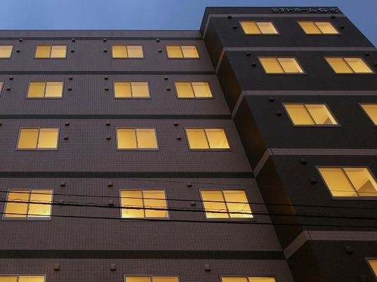 夕暮れ時の建物外観