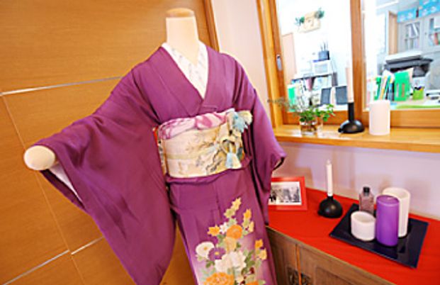 紫色の着物と化粧台