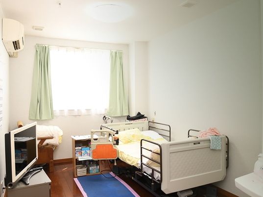 明るい居室のベッドと家具