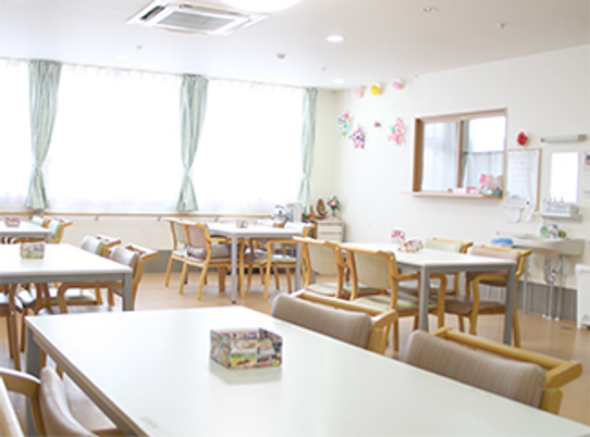 日差しが入る明るい食堂