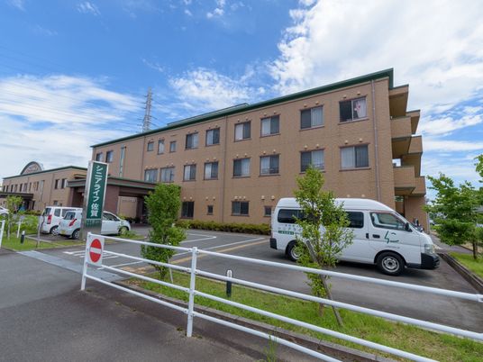 施設の風景と送迎車