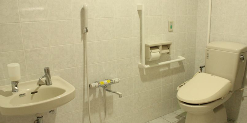 バリアフリー設計のトイレ