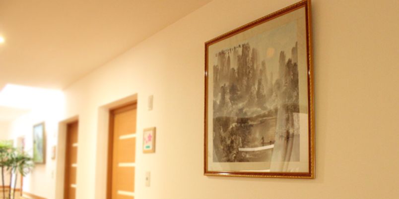 廊下に飾られた絵画