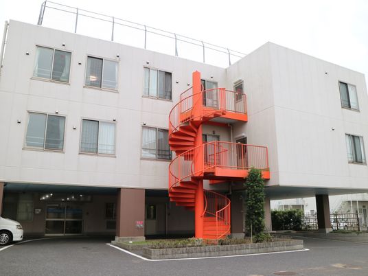 白とレッドの建物外観