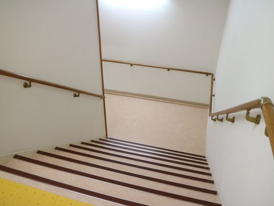 手すり付き階段通路