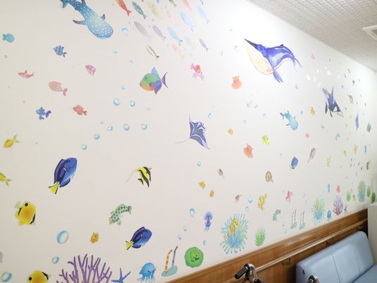 海の生き物の壁画廊下