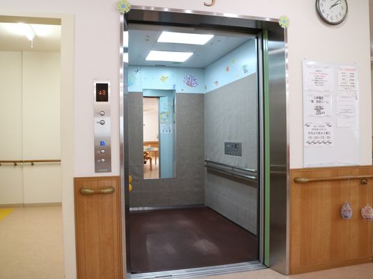 開けたエレベーター扉
