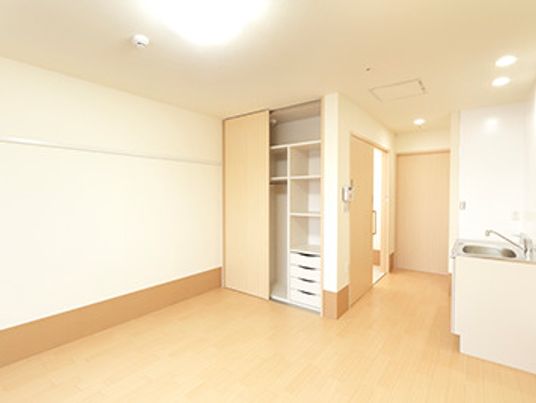 明るい居室の一角