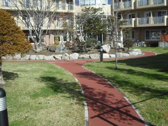 ゆったり中庭の散策路