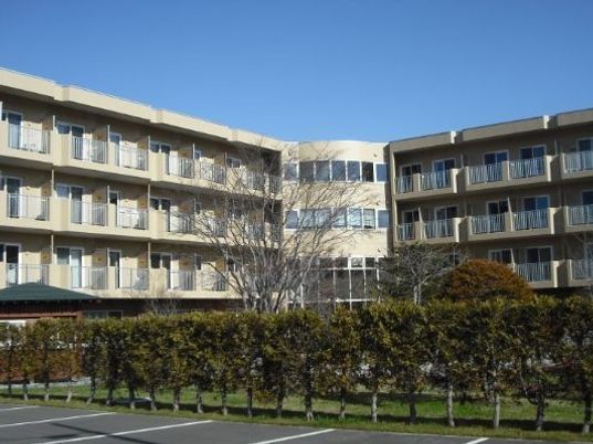 多階層のモダンな建物