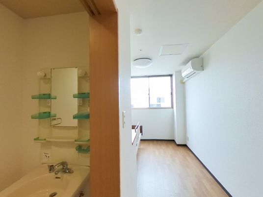 明るい居室の廊下