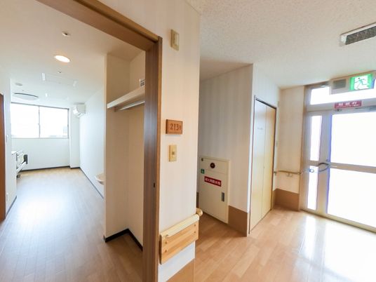 明るい廊下と部屋