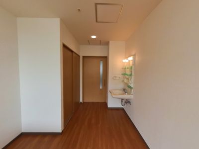 清潔な洗面台付き廊下