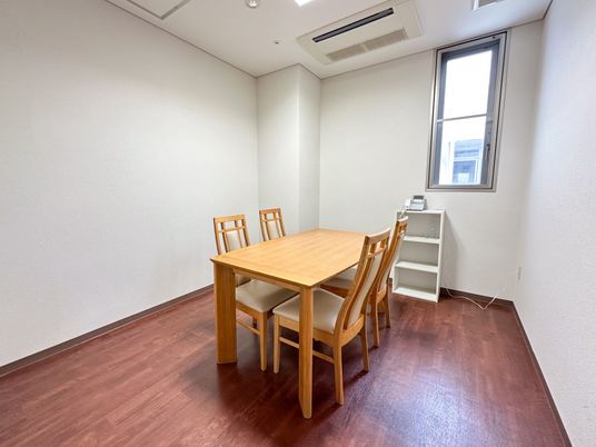 居室の木製テーブルと椅子