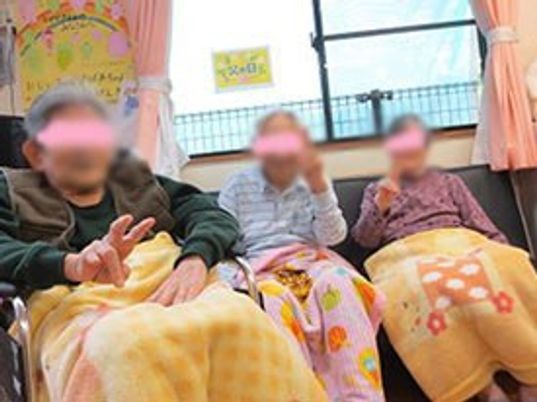 三人の利用者が座る居室