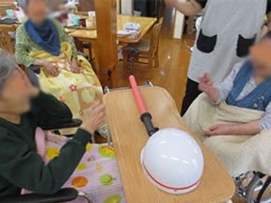 笑顔で交流する様子