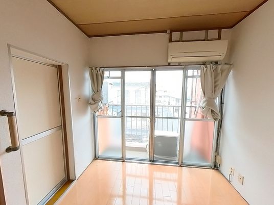 日差しが差し込む居室