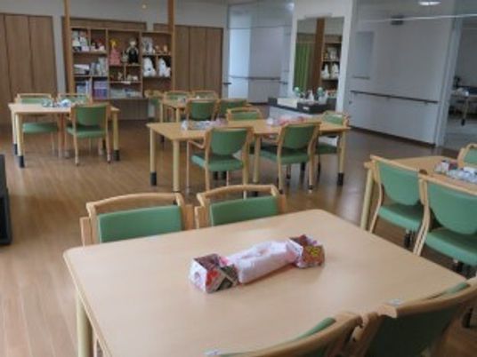 明るい食堂の様子