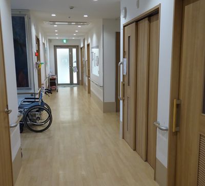 広々とした通路とドア