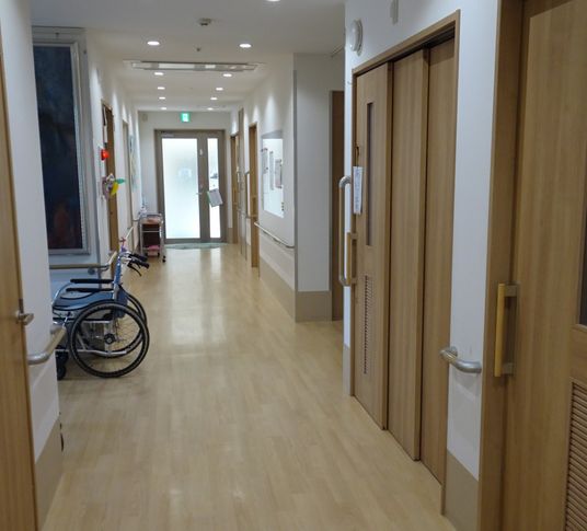 広々とした通路とドア