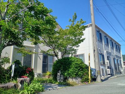 落ち着いた外観の建物