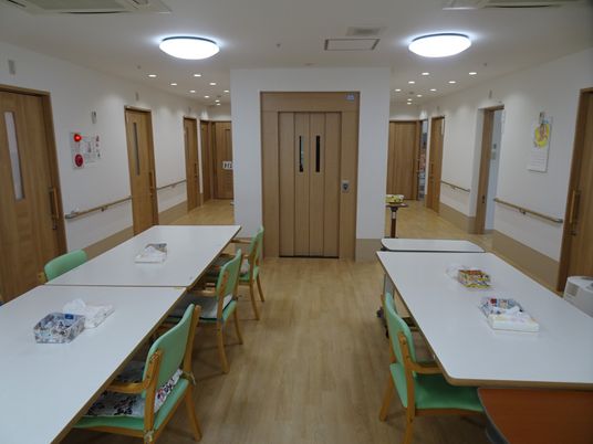 明るく清潔な食堂の仕事